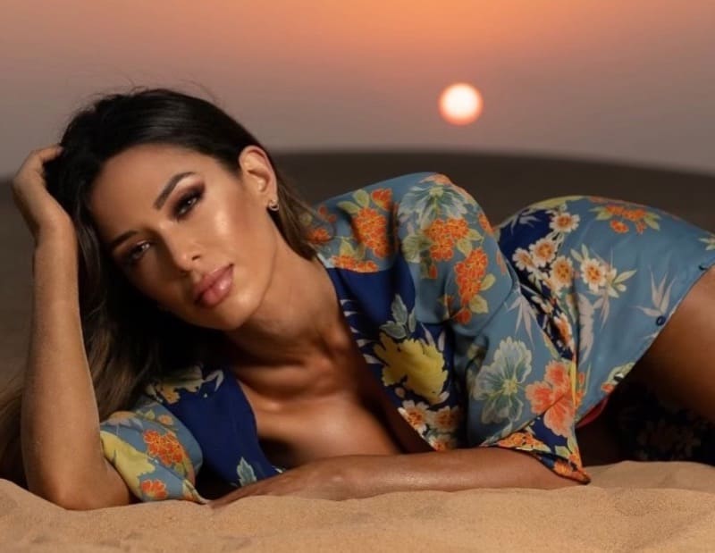 babe ligt op zand