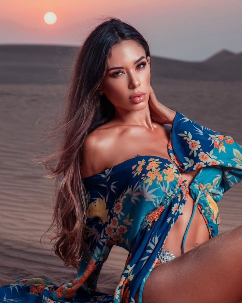 Shayra in sexy outfit in woestijn