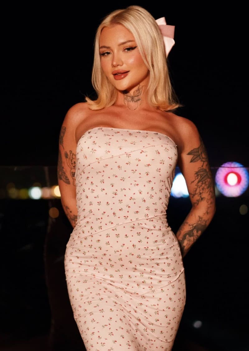 Babe in strakke jurk