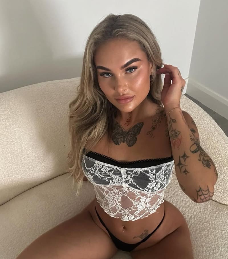 Babe met wit topje en zwarte lingerie
