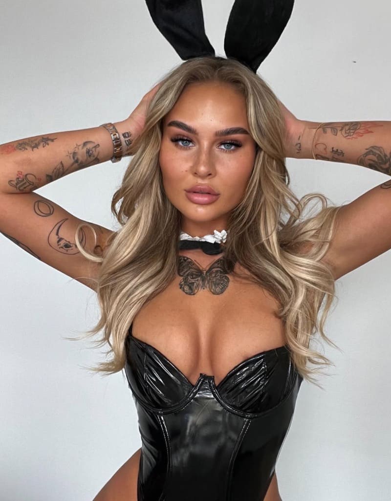 Ali in sexy lederen pakje!
