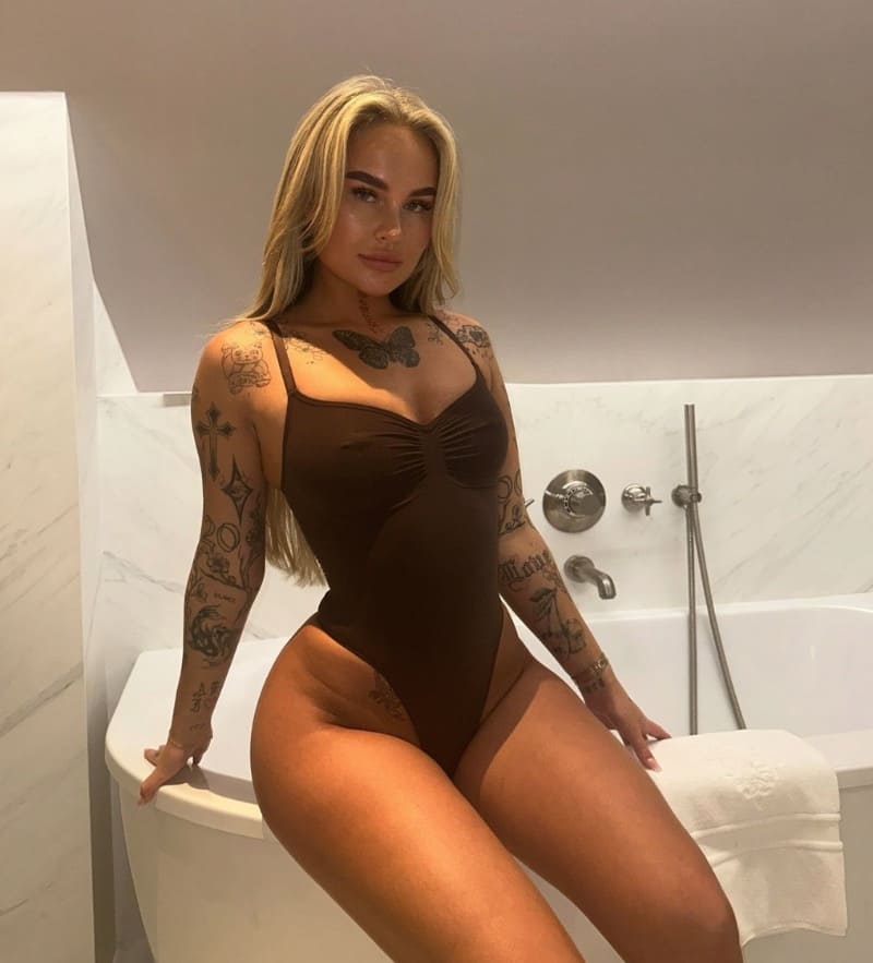 Ali in sexy bruine lingerie op badrand