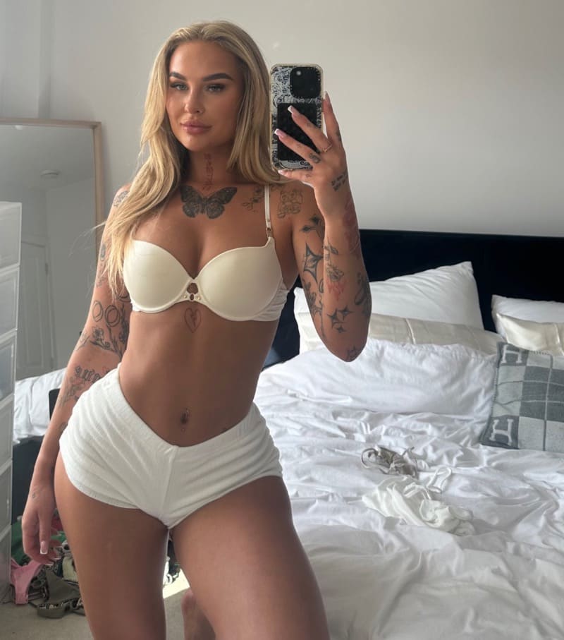 Babe in witte lingerie met dikke tieten