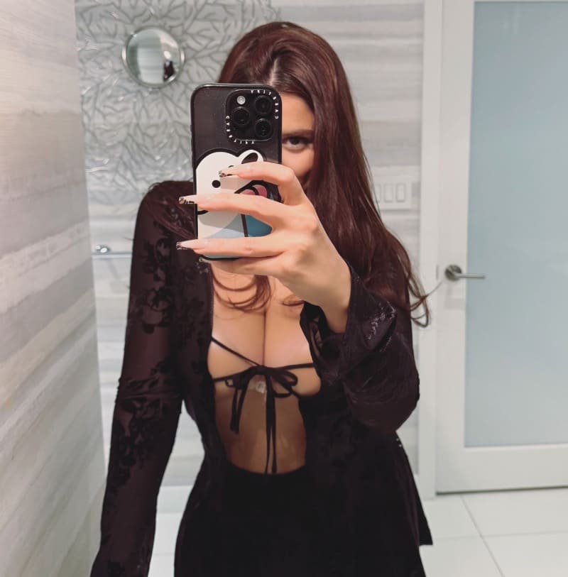 Diva in sexy outfit
