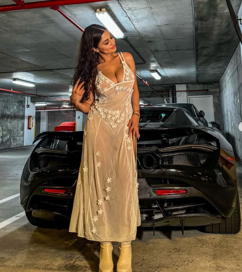 Babe in doorzichtige jurk