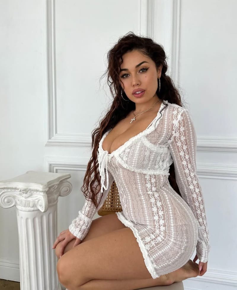 Babe in wit doorzichtig jurkje