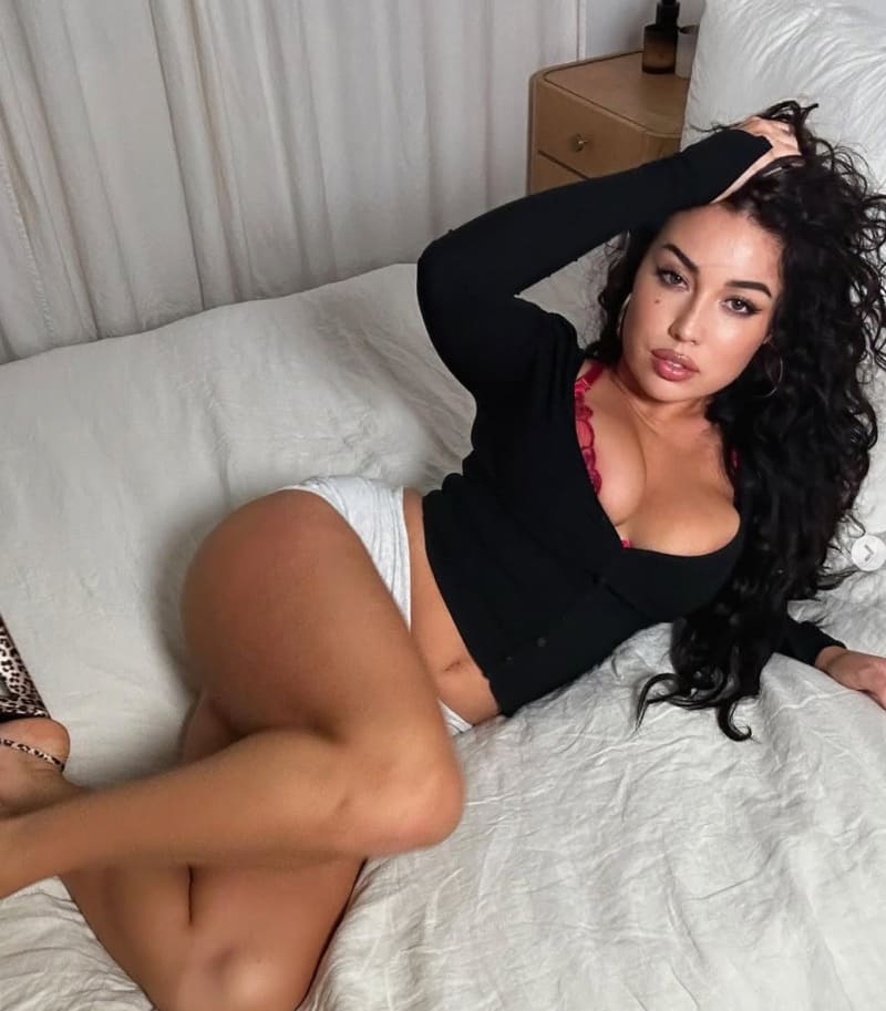 Babe met sexy billen op zetel