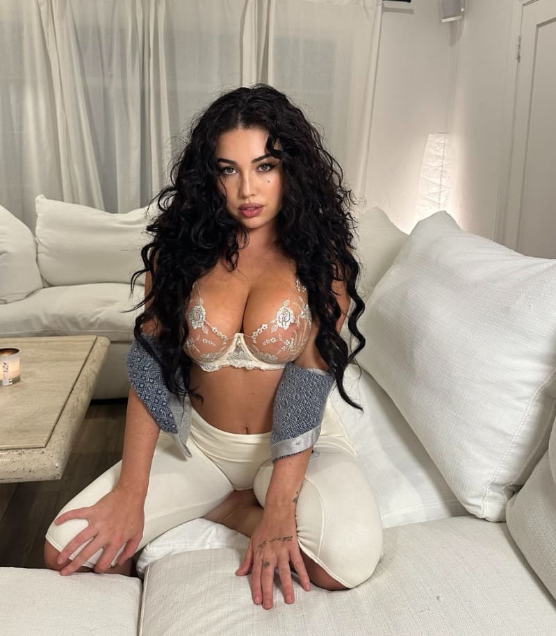 Babe op zetel in lingerie