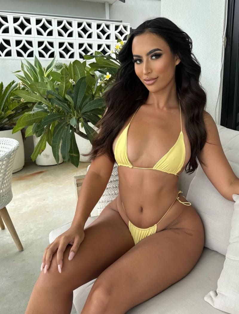 Babe met gele bikini op witte stoel