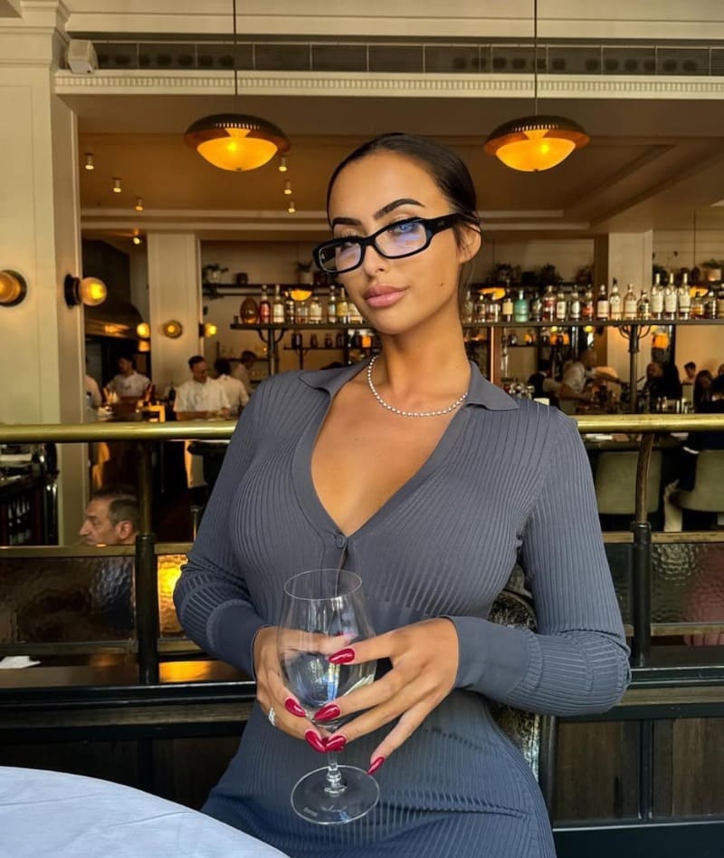 Sophia reed in café met diepe decolleté