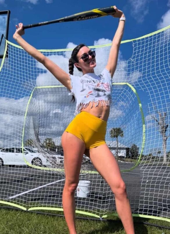 Fitness model Bryce Adams Showt haar ondeugende kantje! - Daily Base