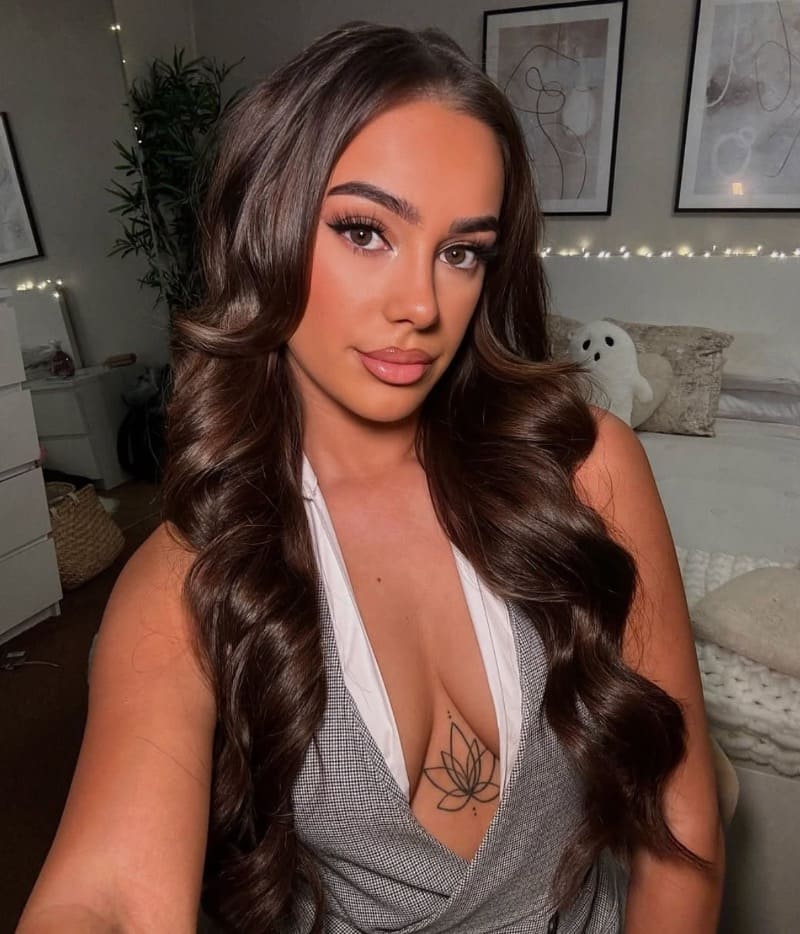 Babe in grijze sexy outfit