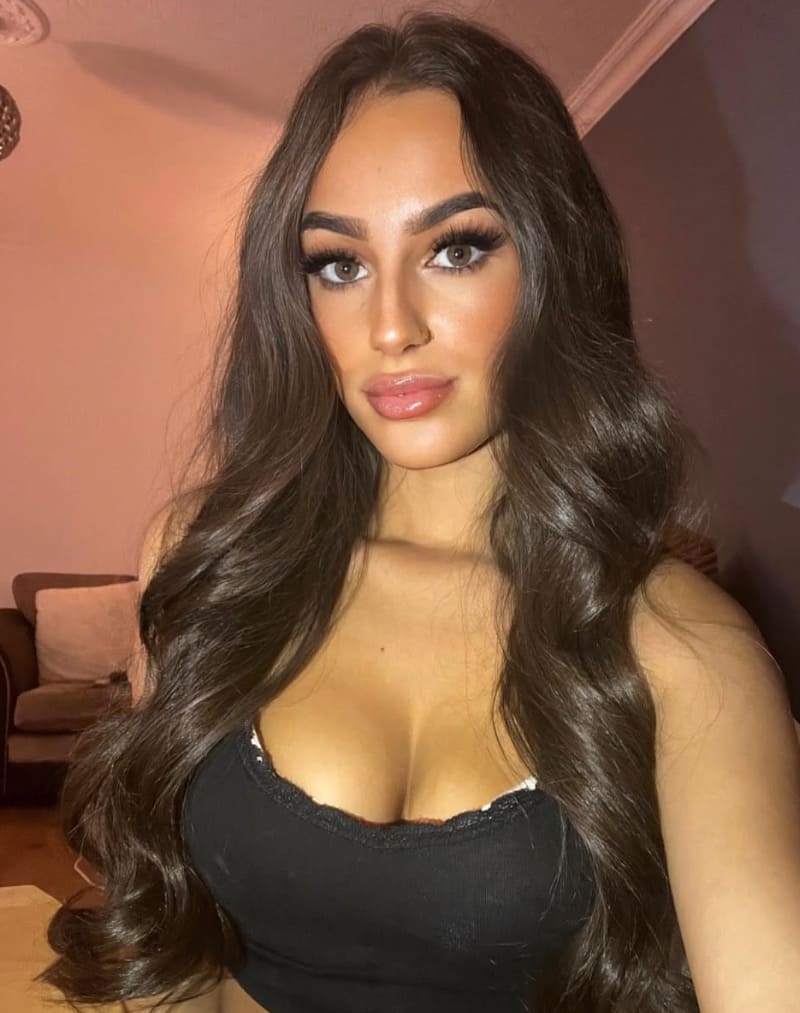 Hottie pronkt met diepe decolleté