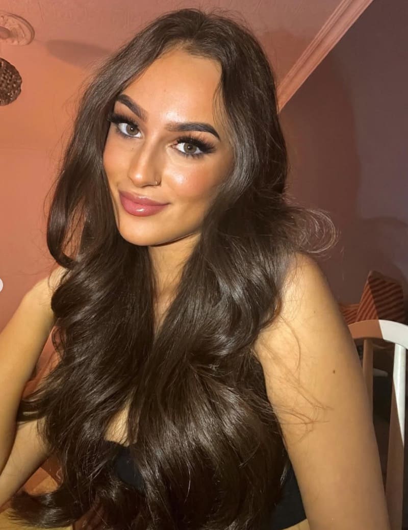 Georgia in sexy zwart topje