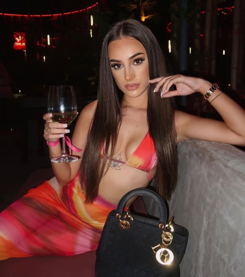 Babe in café in lange rok en bikini top