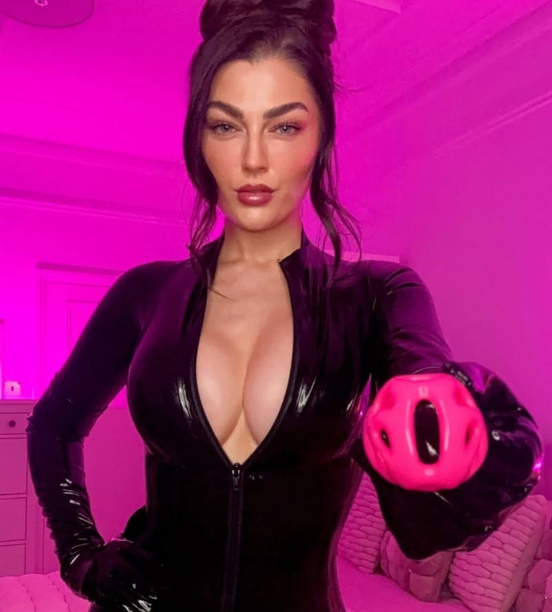 Babe met dikke tieten en roze balletje