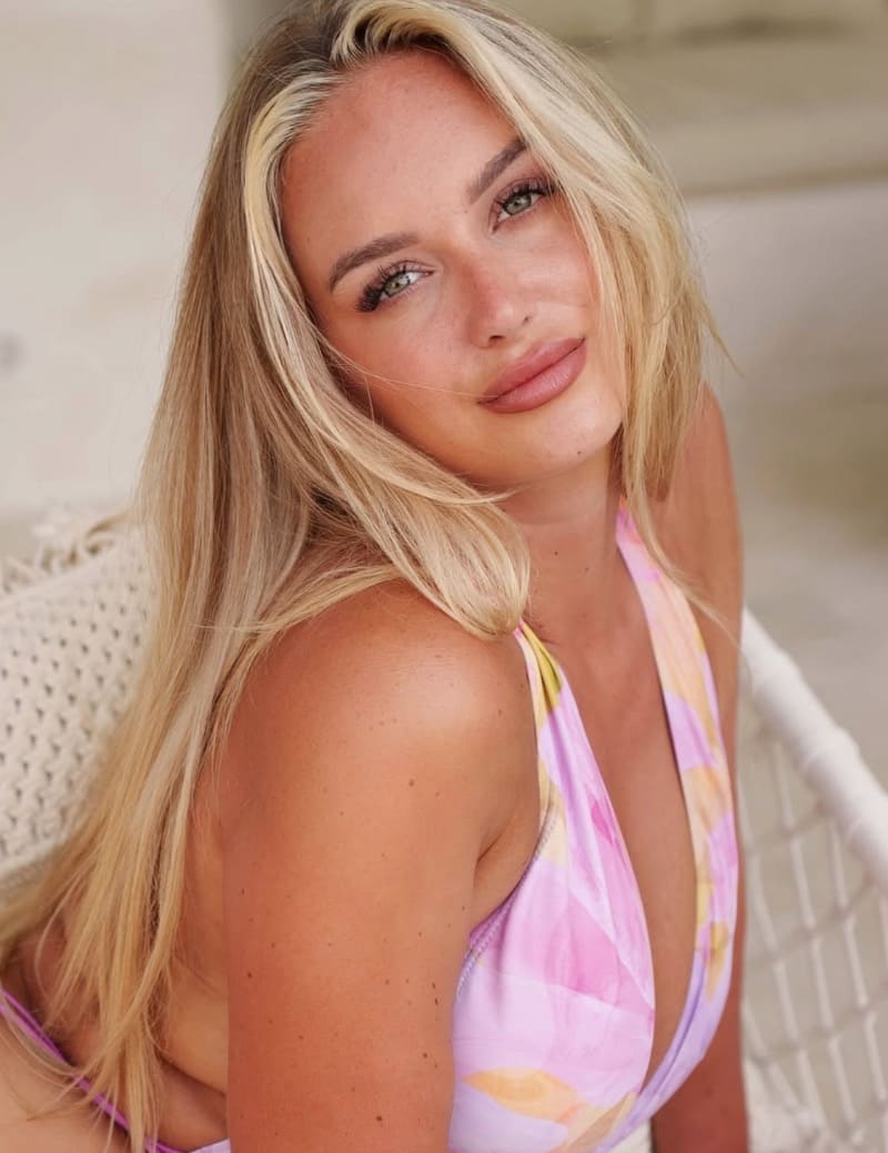 Hottie met blonde haren in roze outfit