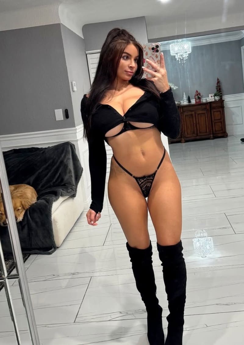 Babe in sexty zwart topje