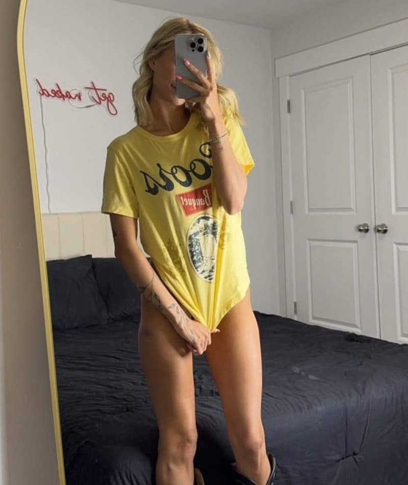 Babe in sexy gele tshirt