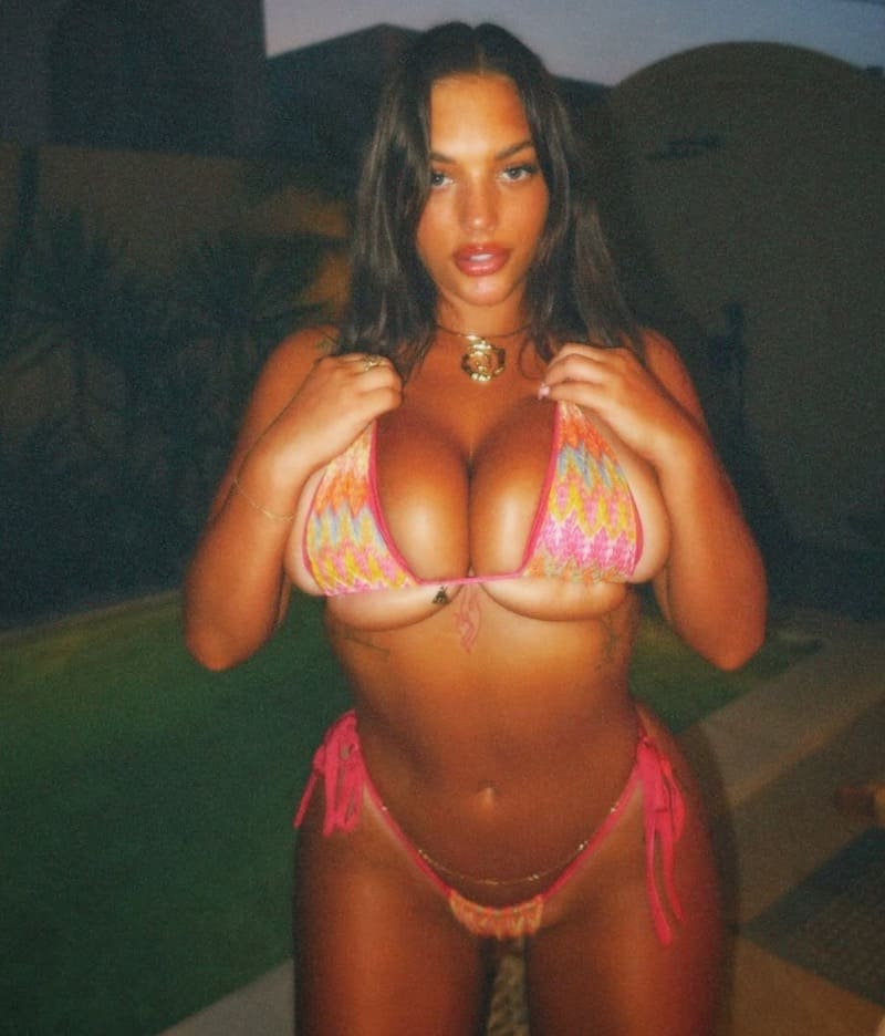 Alanna in sexy bikini