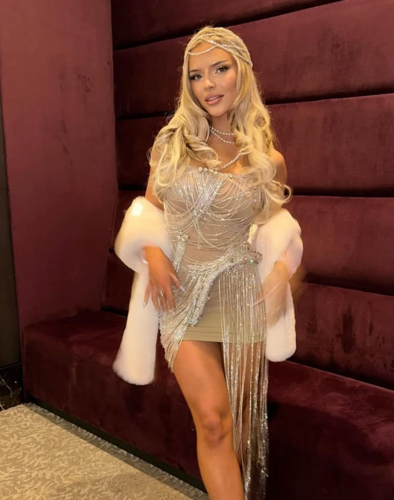 Hannah in sexy rokje