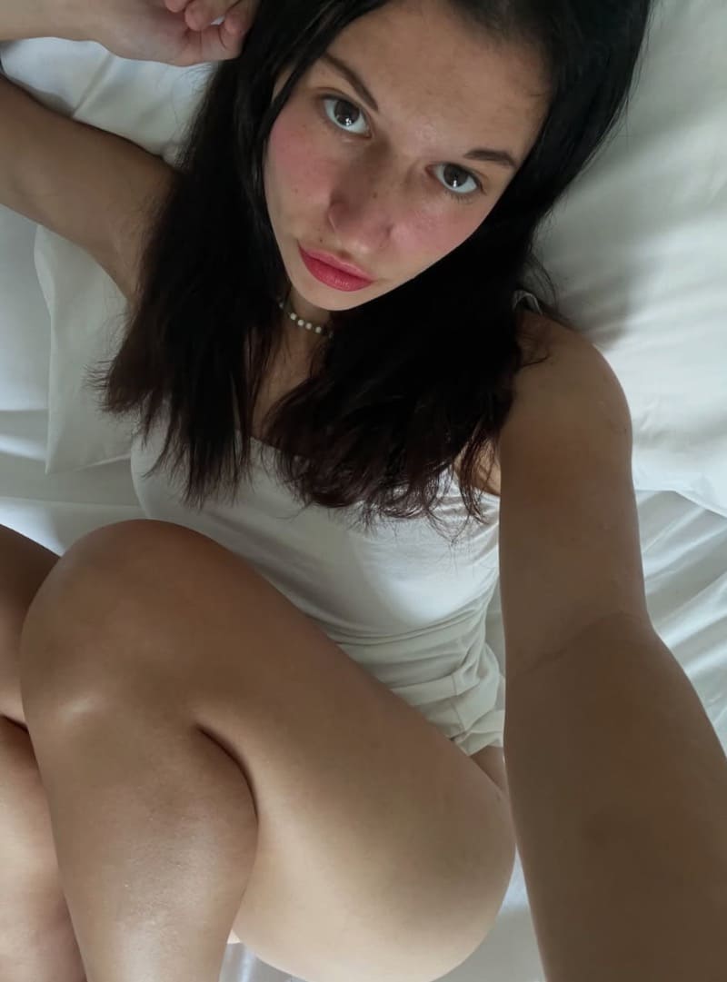 Babe in sexy wit op bed