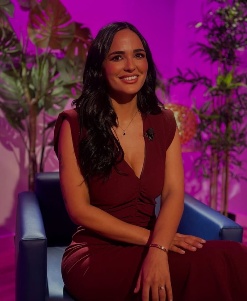 Claudia in hete jurk