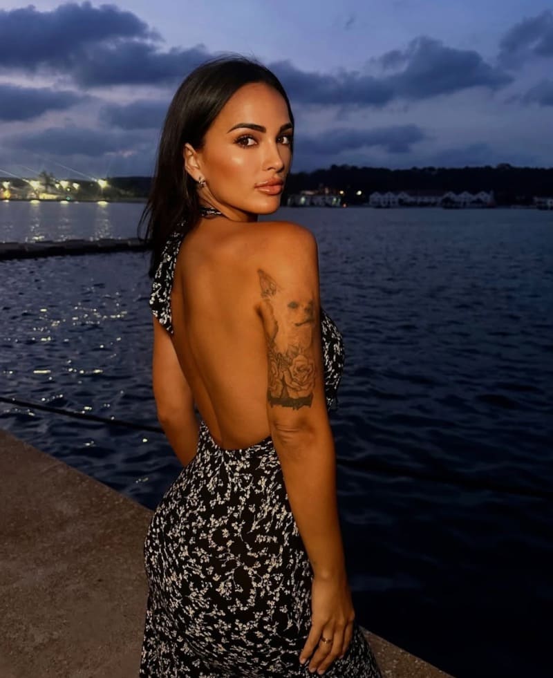 Sexy babe in kort rokje