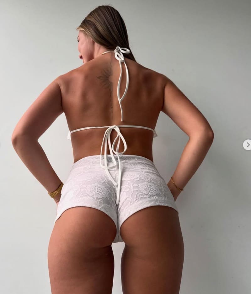 Babe met sexy billen and tigh gap