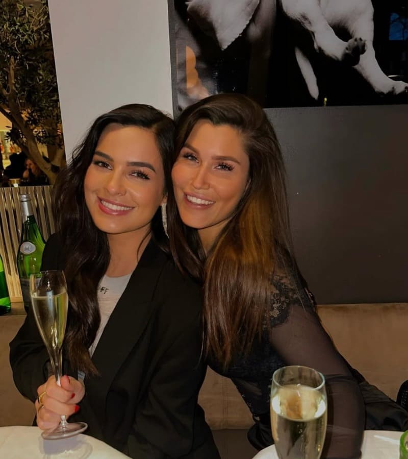 Sexy dames in restaurant
