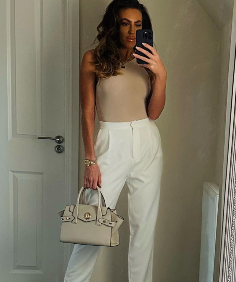 Francie-jo in beige outfit