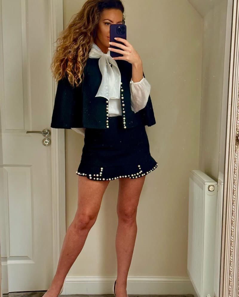 babe in kort rokje
