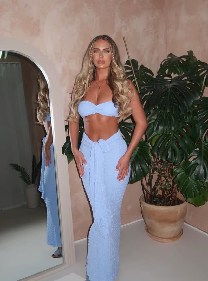 Sexy babe in blauwe jurk