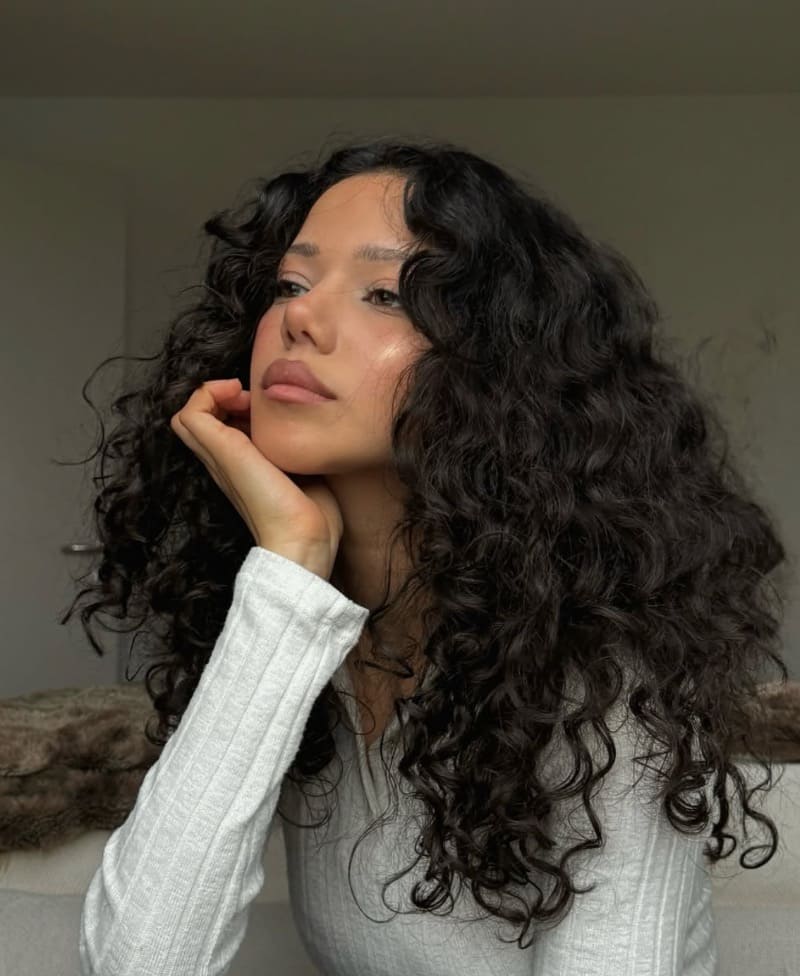 Sexy dame met krullen