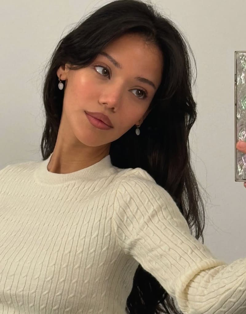 Dina in sexy wit topje