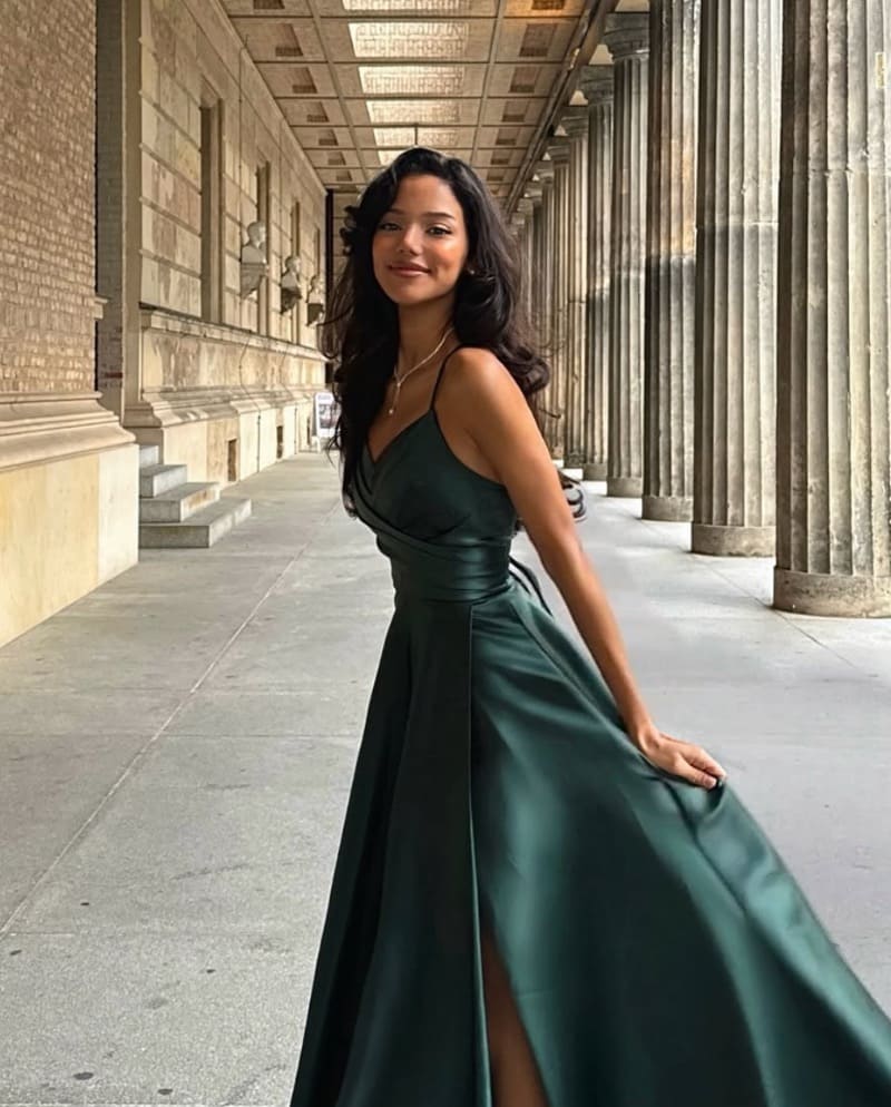 Babe in lange groene jurk 