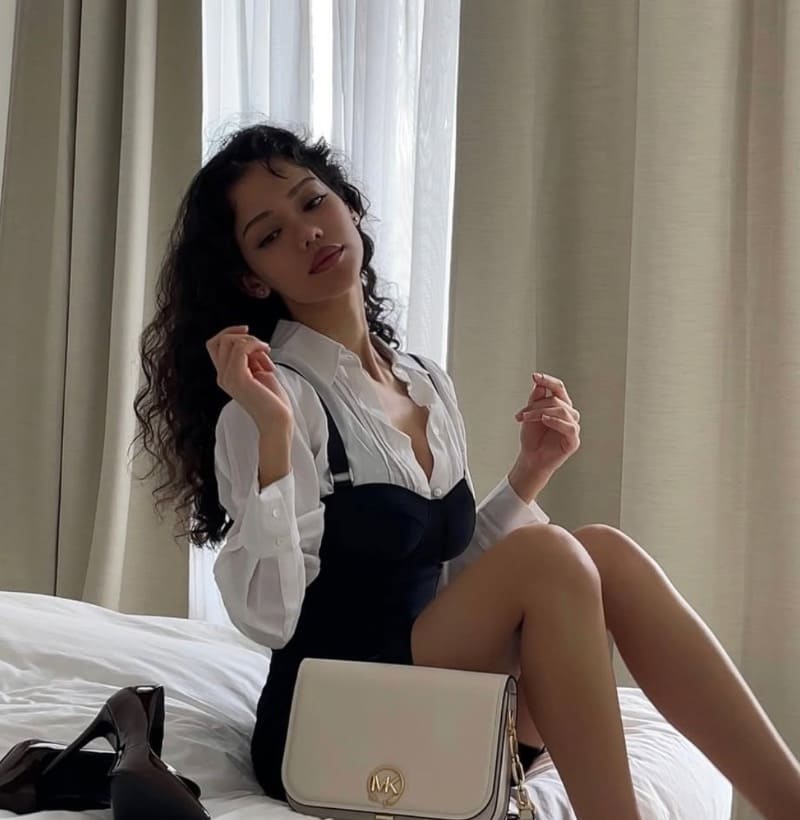 Dina in sexy zwart witte outfit