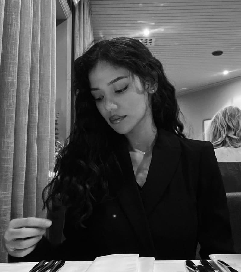 Dina in zwart