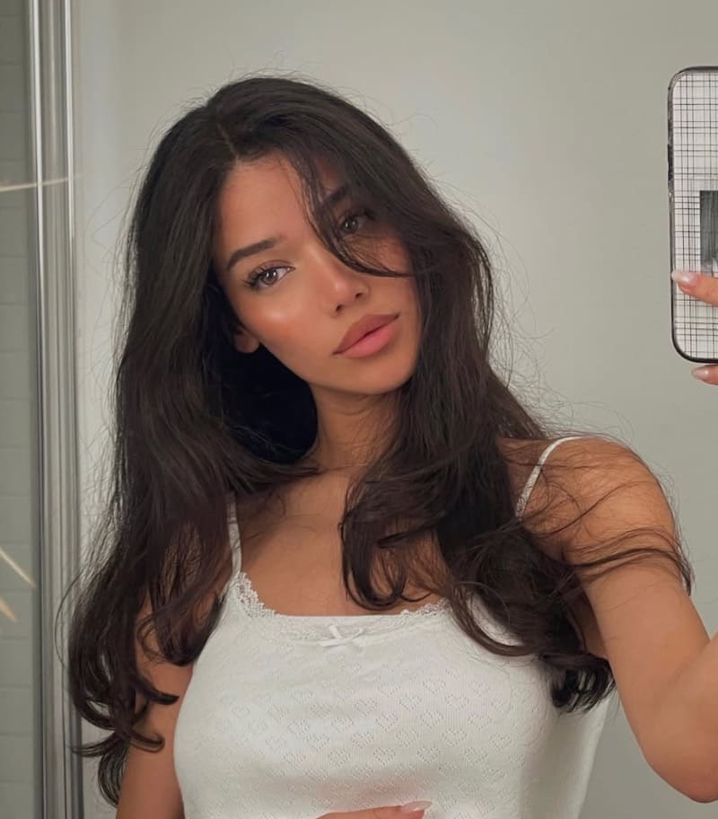 Sexy brunette met dikke lippen
