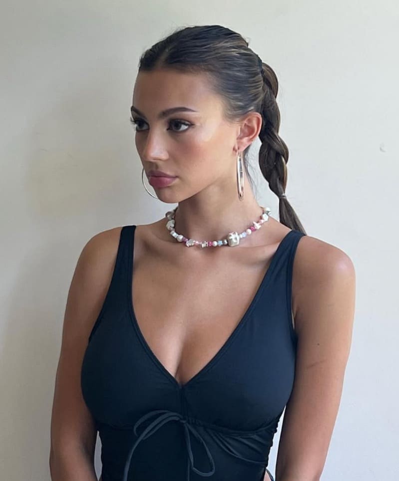 Sexy dame in zwart topje met dikke tieten