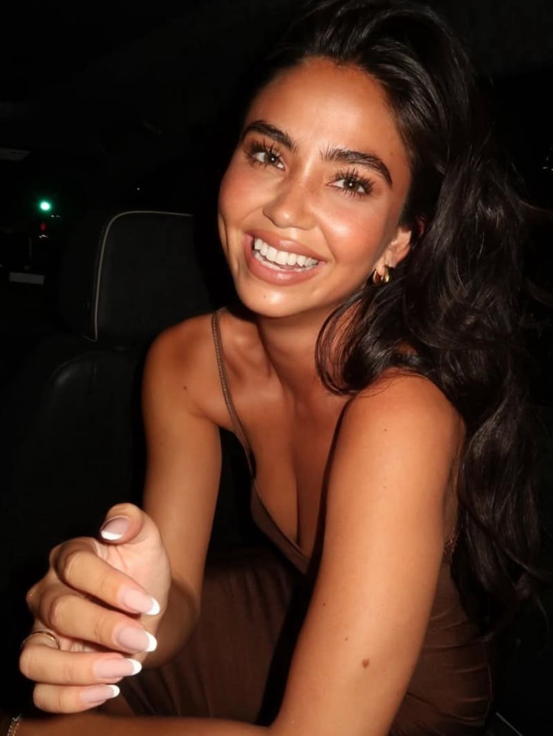 Sexy brunette lacht