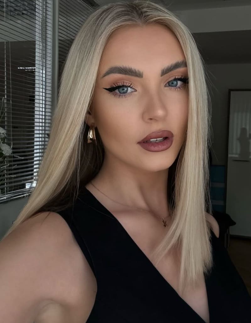 Krystina in zwart topje