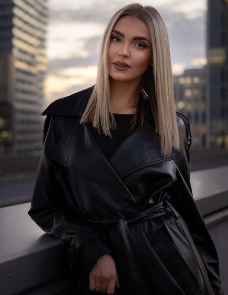 Krystina in sexy zwarte jurk