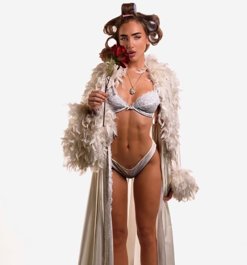 Kayley in sexy bikini met lange bontjas