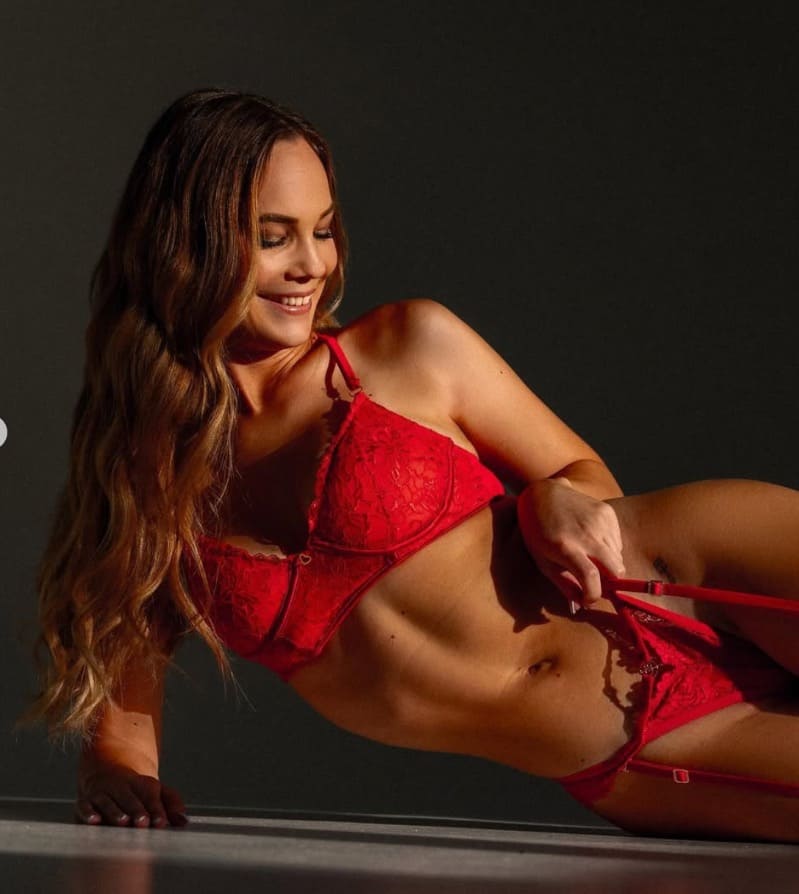 Hottie in sexy rode lingerie