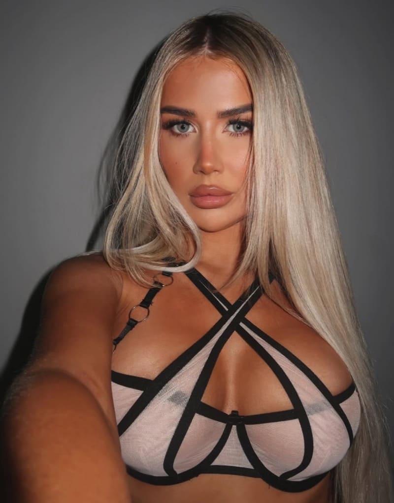 Phoebe in sexy lingerie