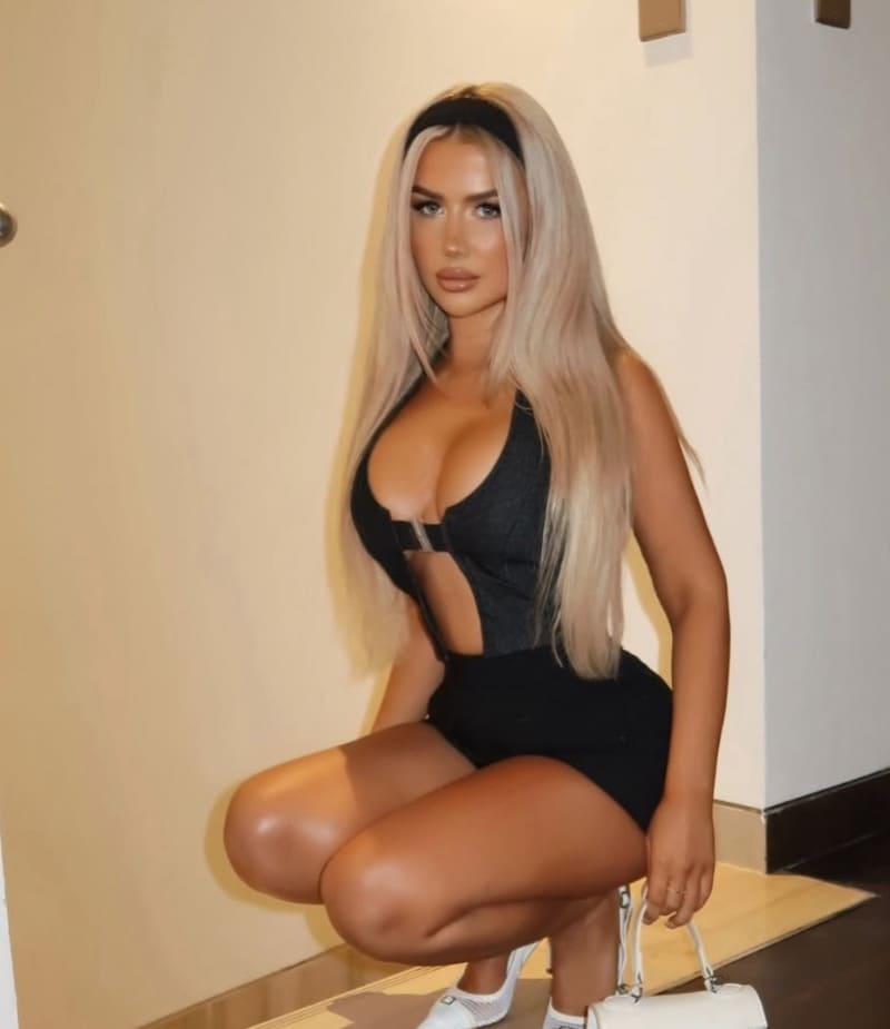 Sexy blondine in kort rokje