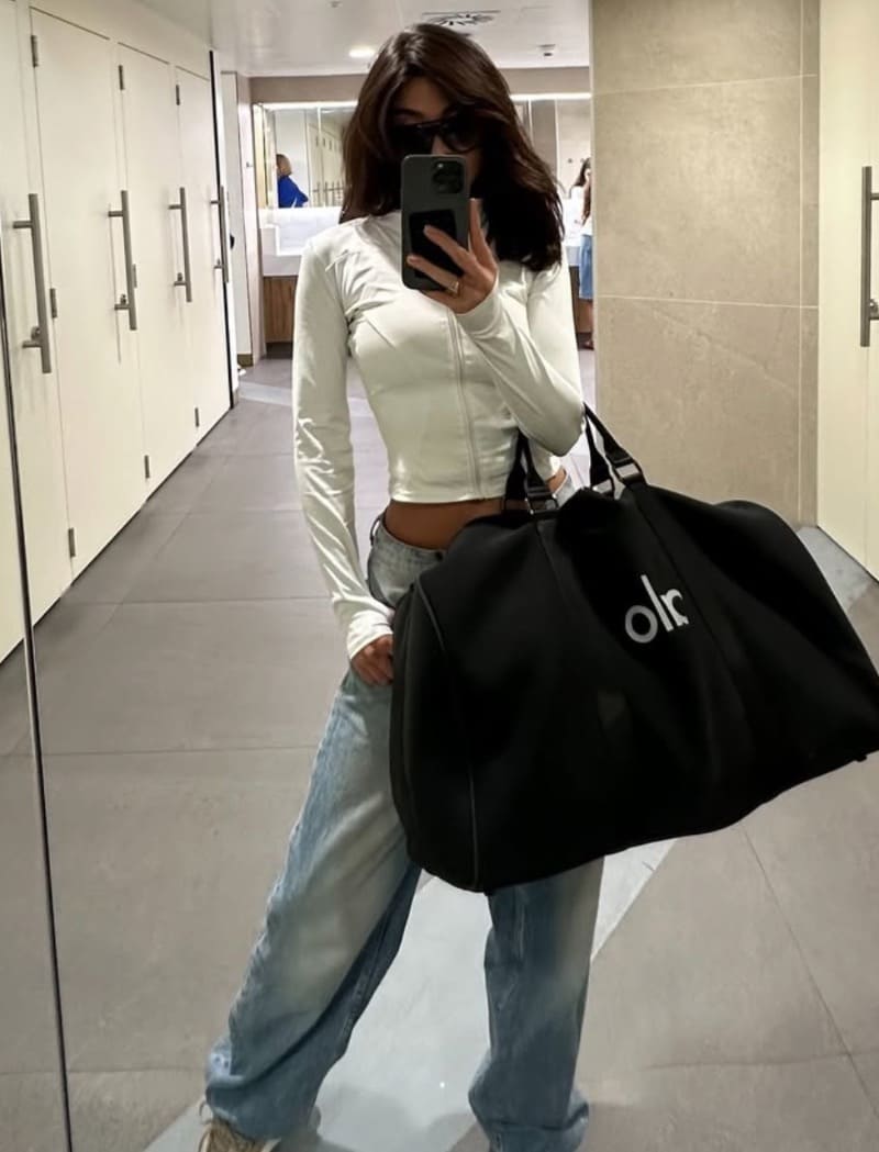 Chloe in witte top