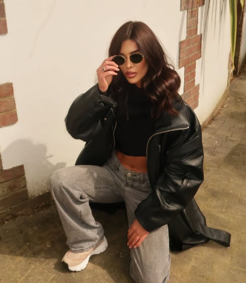 Babe in zwarte jas