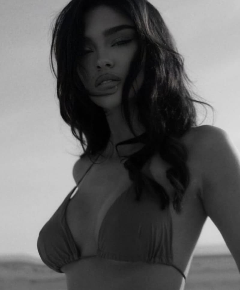 Dame met bikini in zwart wit